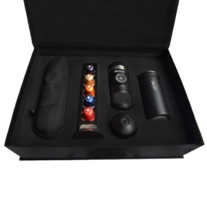 ک هدیه سازمانی Cip2 شامل قهوه‌ساز همراه دوکاره، تراول ماگ، کیف ضدآب، استند کپسول و هاردباکس چمدانی لوکس استارسو